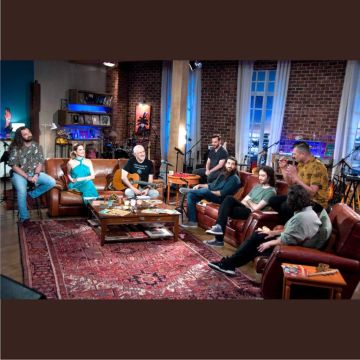 Ο Νίκος Πορτοκάλογλου, η Ρένα Μόρφη & η μπάντα του «Μουσικού Κουτιού» στου «Δρόμου τη χαρά»