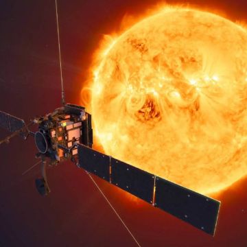 Το Solar Orbiter θα… διασταυρωθεί με τις ουρές του κομήτη Atlas