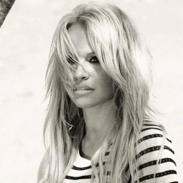 Πάμελα Άντερσον: Στην Ελλάδα για το σόου του Νίκου Κοκλώνη στο Open