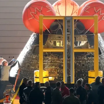 Η κάψουλα Orion του διαστημικού προγράμματος Artemis 1 της NASA επιστρέφει στο Διαστημικό Κέντρο Κένεντι