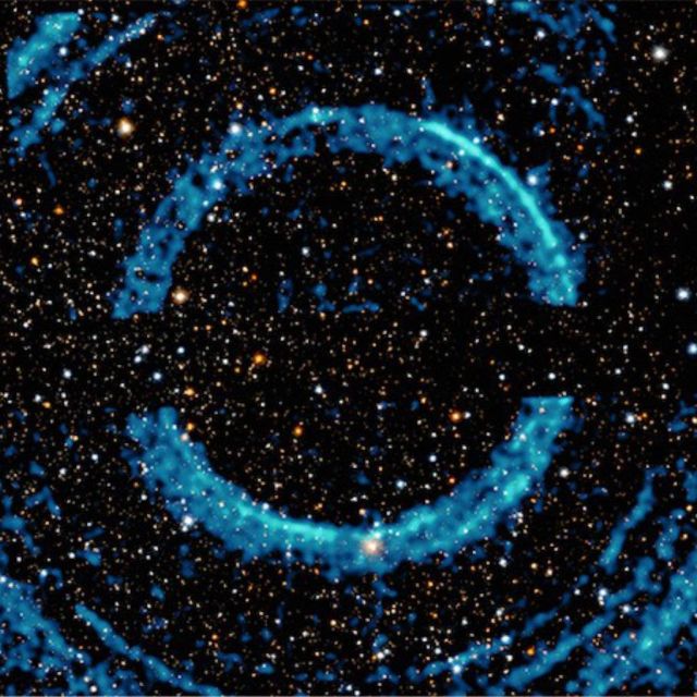 Ασυνήθιστη μαύρη τρύπα ντύθηκε με δαχτυλίδια από ηχώ