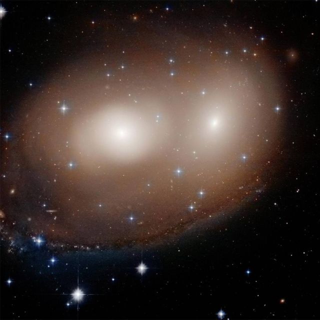 Το Hubble ανακαλύπτει μία τεράστια διαγαλαξιακή "κολοκύθα" που λάμπει στο Σύμπαν!