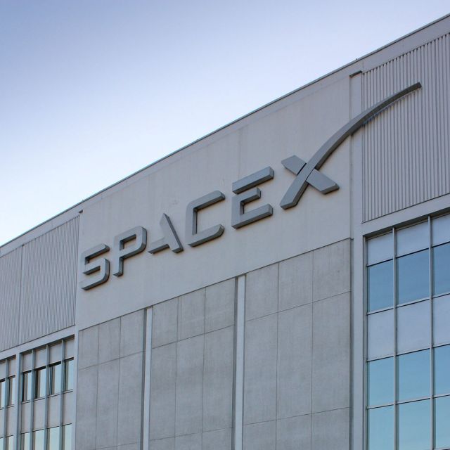 Στην SpaceX του Ελον Μασκ στρέφεται η NASA για τις επανδρωμένες αποστολές της