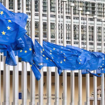 Η ΕΕ ανακοίνωσε το «πάγωμα» του σχεδίου για τον ψηφιακό φόρο υπό τις πιέσεις της Ουάσινγκτον