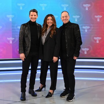 Σάκης Ρουβάς και Έλενα Παπαρίζου στην παρουσίαση του Εθνικού Τελικού για την Eurovision 2025