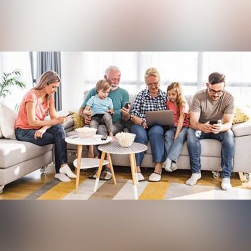 Focus Bari: Όλοι οι Έλληνες – Νέοι, Μεγαλύτεροι, Παιδιά – “Ζουν” Online!