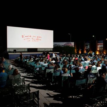 Με μεγάλη επιτυχία πραγματοποιήθηκε η επίσημη πρεμιέρα της νέας συμπαραγωγής της Nova, «Σ’ αυτή τη χώρα κανείς δεν ήξερε να κλαίει»!