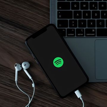 Το Spotify κατηγορεί την Apple για “εκβιασμό” με τη νέα προμήθεια και τους όρους που ανακοίνωσε για το App Store