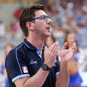 O Φώτης Κατσικάρης, ο πρώτος Έλληνας προπονητής στο NBA, «αποκαλύπτεται» στην COSMOTE TV