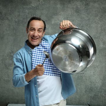 ACTION 24: Το 7ο επεισόδιο της εκπομπής «Θα Φας Καλά» με τον Σωτήρη Καλυβάτση επισκέπτεται το πρώτο vegan bakery της Αθήνας “Holy Llama” και το διάσημο ζαχαροπλαστείο «Μαρέγκα από Σπίτι»