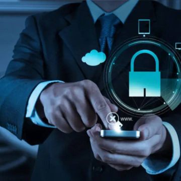 Ενήμερη η Ευρωπαϊκή Επιτροπή για την παρακολούθηση του δημοσιογράφου Θανάση Κουκάκη