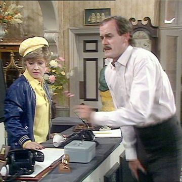 Η κλασική βρετανική κωμική σειρά «Fawlty Towers» με τον Τζον Κλιζ, μόνο στο ERTFLIX