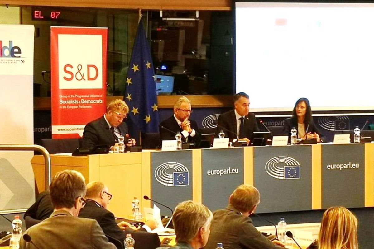 0df7e1a095cdf2d46628ecbaae428df7 XL b0dd5f46