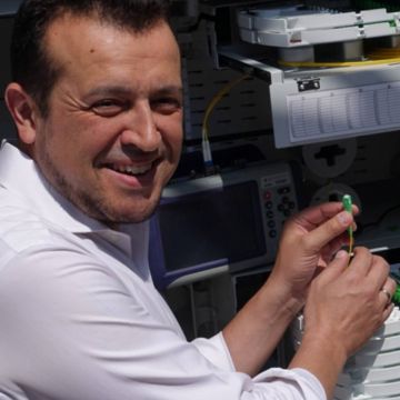 Ο Υπουργός ΨΗΠΤΕ, Νίκος Παππάς, ενεργοποίησε την πρώτη σύνδεση οπτικής ίνας στο σπίτι (Fiber to the home)