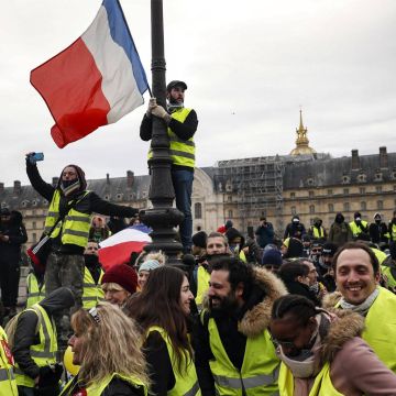 Κίτρινα Γιλέκα: Ευχή και κατάρα για τα γαλλικά τηλεοπτικά δίκτυα