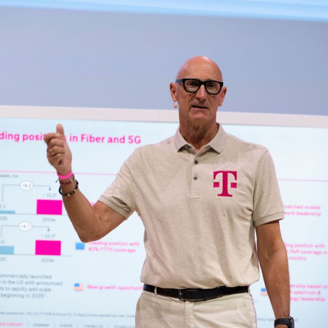 Η Telekom σχεδιάζει να επιταχύνει την ανάπτυξή της μέσω της συστηματικής χρήσης Tεχνητής Nοημοσύνης και παγκόσμιων οικονομιών κλίμακας