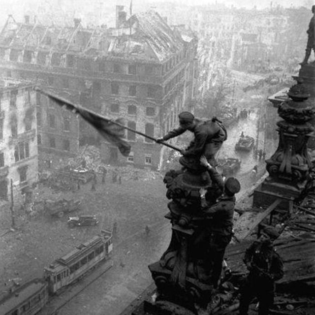 RT: Το Facebook λογόκρινε την ιστορική φωτογραφία με τη σοβιετική σημαία στο Ράιχσταγκ