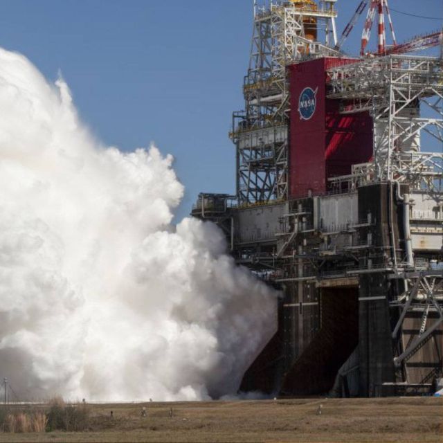 Πέτυχε η δοκιμή των βασικών κινητήρων του πυραύλου που θα μεταφέρει τους Αμερικανούς ξανά στη Σελήνη
