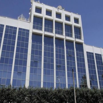 ΣΚΑΪ: Υποχρεωτικές άδειες και νέες εκπομπές