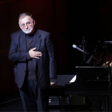 «Τους προβολείς στήσε» – Συναυλία-αφιέρωμα στον Θάνο Μικρούτσικο στο Ηρώδειο