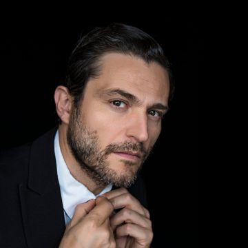 Ο Γιώργος Καραμίχος στην παρουσίαση του νέου τηλεπαιχνιδιού γνώσεων που έρχεται στην ΕΡΤ1