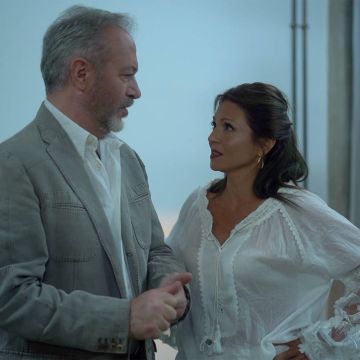 Ο Γρηγόρης Βαλτινός και η Ταμίλα Κουλίεβα στο «Σημείο Συνάντησης» της ΕΡΤ1