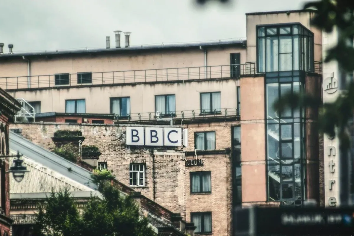Ετήσιο τέλος 180 λιρών για το BBC ακόμη και σε όσους βλέπουν μόνο Netflix και YouTube εξετάζει η Βρετανία