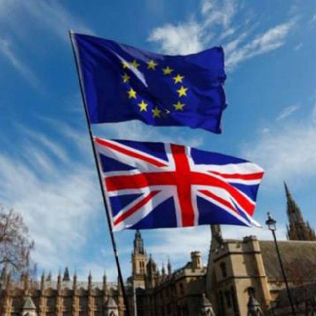 Το Brexit χτυπά τον τομέα των υπηρεσιών στην Βρετανία