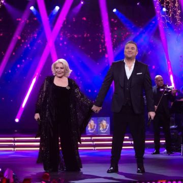 Χριστούγεννα στο MEGA – Ο Αντώνης Ρέμος υποδέχεται τη Μαρινέλλα