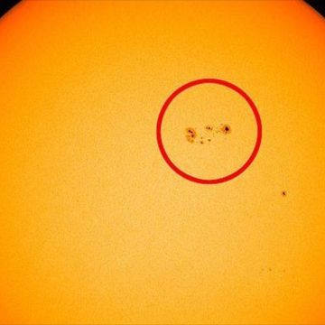 Ηλιακή κηλίδα που κοιτάζει στα μάτια τη Γη γιγαντώνεται και απειλεί