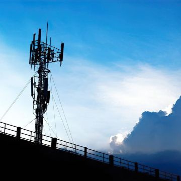 Συνωμοσιολόγοι εναντίον 5G: Μπαράζ επιθέσεων κατά κεραιών στη Βρετανία