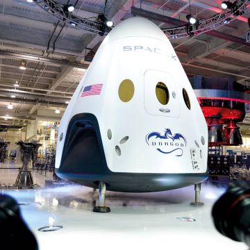 H SpaceX αποκαλύπτει το νέο διαστημικό σκάφος Dragon V2