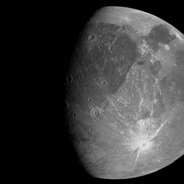 Juno: Οι πρώτες φωτογραφίες από την επιφάνεια του Γανυμήδη