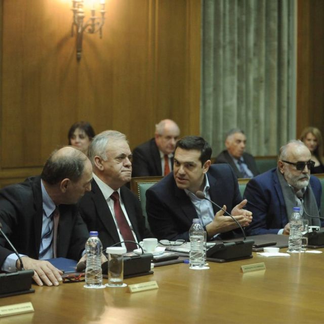 Τέσσερις οι τηλεοπτικές άδειες, λέει ο Τσίπρας στο Υπουργικό Συμβούλιο