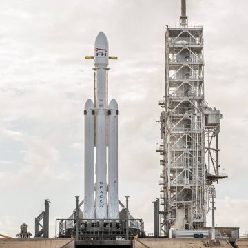 H SpaceX ετοιμάζει τον Falcon Heavy για εκτόξευση