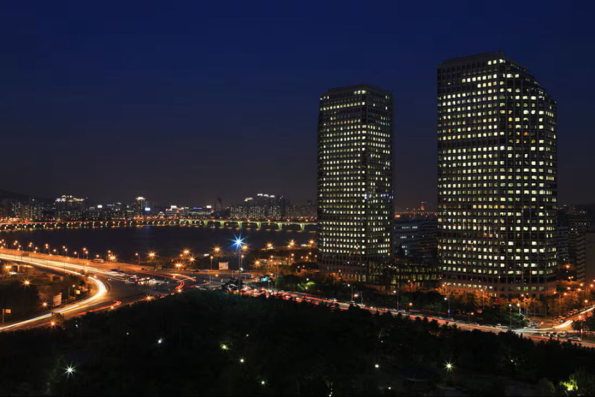 LG Twin Tower Night cfed83a1