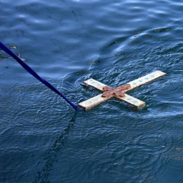 Η εκκλησία προσφεύγει στο ΕΣΡ κατά τηλεοπτικών σταθμών για τα πλάνα από τα Θεοφάνια