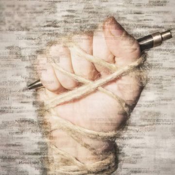 Ευρωπαϊκή Επιτροπή: Οι νόμοι κατά των fake news δεν πρέπει να εμποδίζουν τη δημοσιογραφία