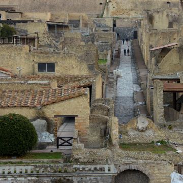 «ΠΟΜΠΗΙΑ: ΕΚΤΟΣ ΧΡΟΝΟΥ ΜΕ ΤΟΝ ΤΟΜ ΧΙΝΤΛΣΤΟΝ» Η ΝΕΑ ΣΕΙΡΑ ΚΑΝΕΙ ΠΡΕΜΙΕΡΑ 25 ΙΟΥΛΙΟΥ ΣΤΟ NATIONAL GEOGRAPHIC