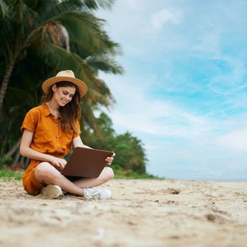 4 Τρόποι να Χαρείς Αυτό το Καλοκαίρι ακόμα και αν Δουλεύεις