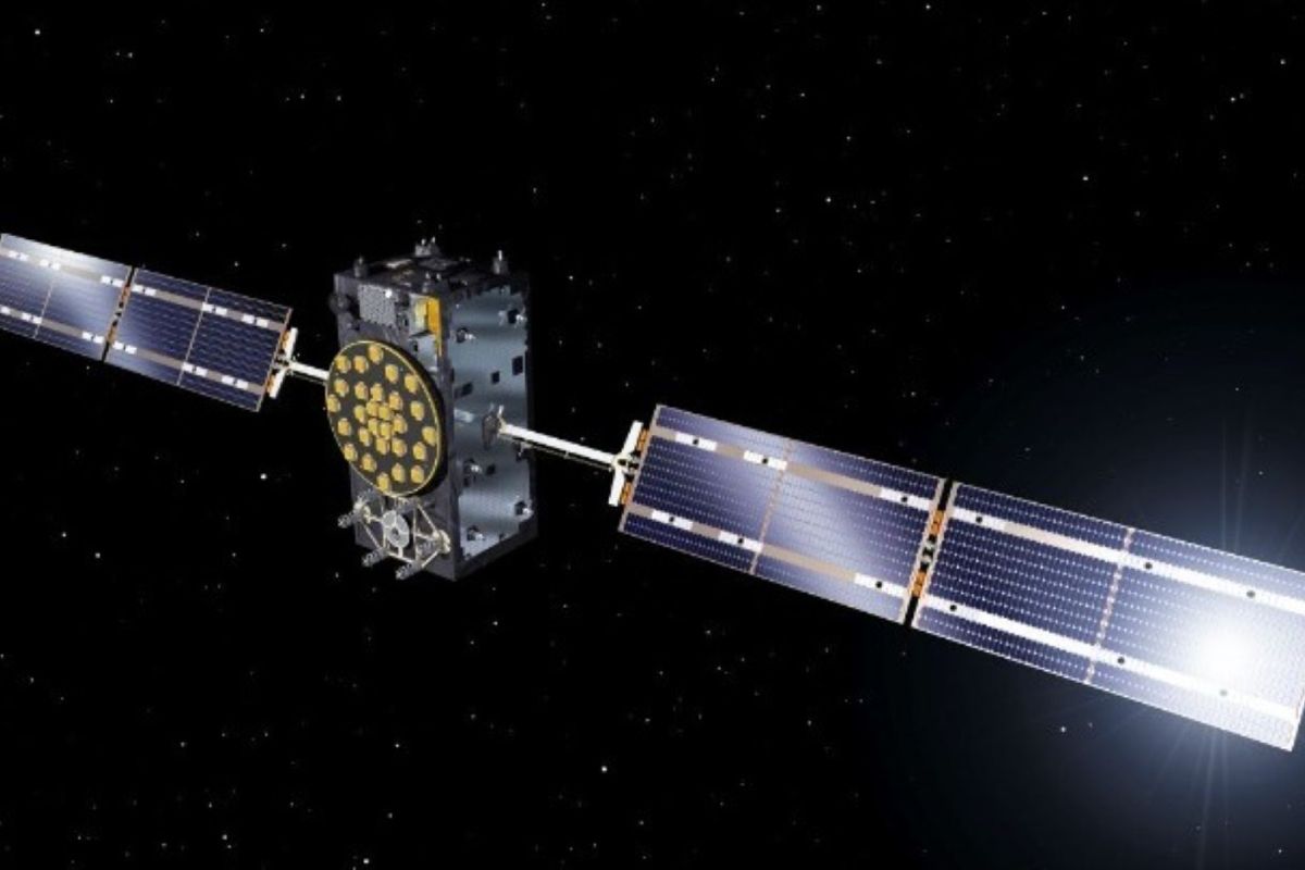 Την κατασκευή νέων στρατιωτικών δορυφόρων εξετάζει η ΕΕ, για να μειώσει την εξάρτηση από τις ΗΠΑ