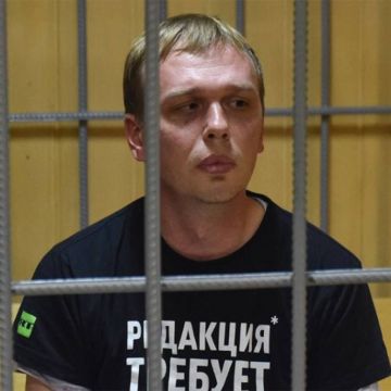 Υπόθεση Γκολούνοφ: Τρεις εφημερίδες με ίδιο πρωτοσέλιδο στηρίζουν τον δημοσιογράφο