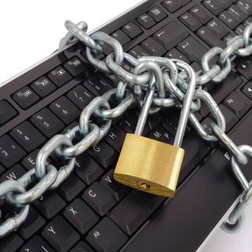 Σκληρή γλώσσα Κομισιόν κατά Ουγγαρίας για το φόρο στο διαδίκτυο