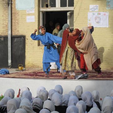 «Παίζοντας με τη φωτιά» – Το πολυβραβευμένο ντοκιμαντέρ της Αννέτας Παπαθανασίου στην ΕΡΤ1