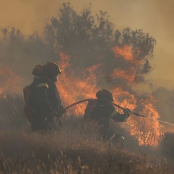 COSMOTE και Vodafone στηρίζουν τους συνδρομητές στις περιοχές που πλήττονται από πυρκαγιές