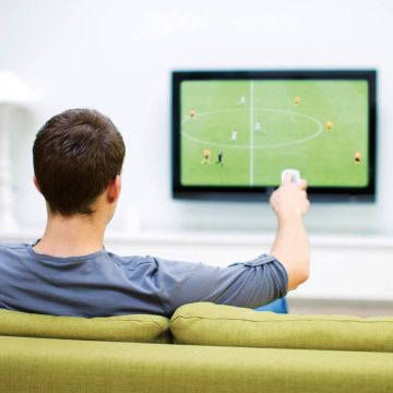 Οι άγγλοι φίλαθλοι επιλέγουν τον καναπέ