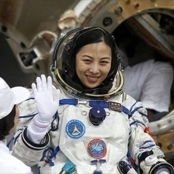 Η πρώτη κινέζα ταϊκοναύτης που «περπάτησε» στο Διάστημα