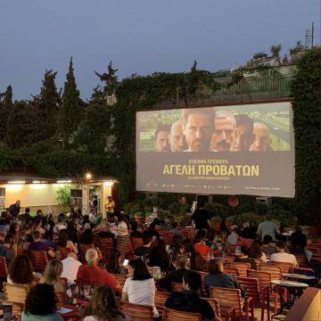 Αγέλη Προβάτων με λαμπερή επίσημη πρεμιέρα κάτω από την Ακρόπολη