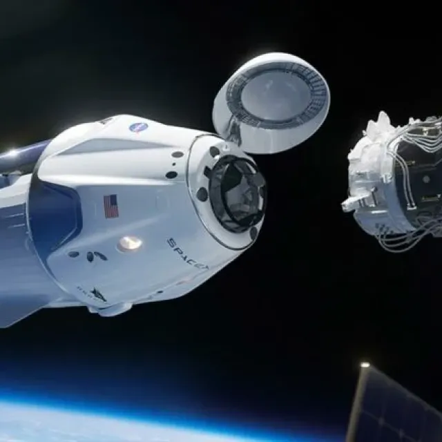 Έφθασε στο Διεθνή Διαστημικό Σταθμό το σκάφος της SpaceX που θα φέρει στη Γη τους εγκλωβισμένους αστροναύτες της NASA