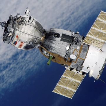 Διαστημόπλοιο Soyuz επιστρέφει στη Γη με έναν κοσμοναύτη και δύο αστροναύτες